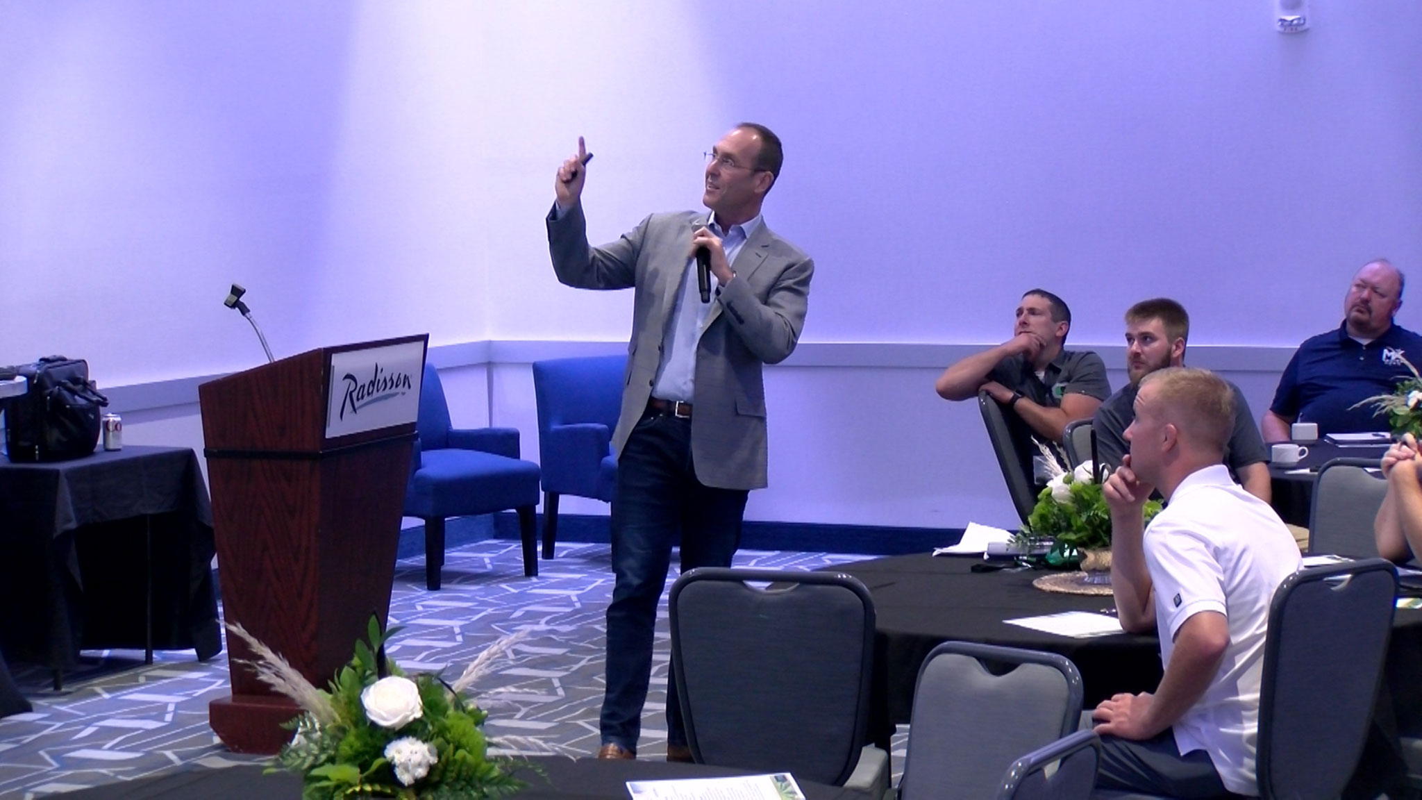 The Body Language Mistake That Destroys Trust in Sales and Leadership